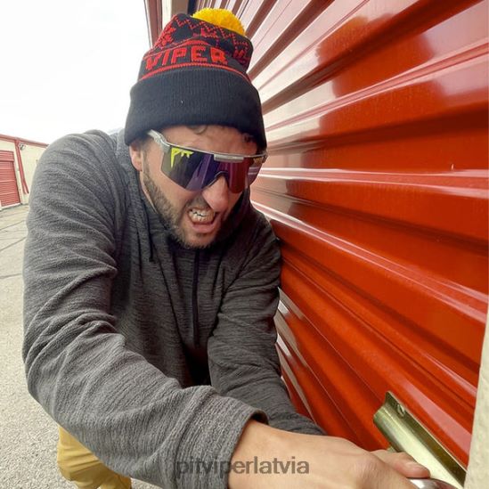 R8ZD60229 pom pom beanie melna Pit Viper