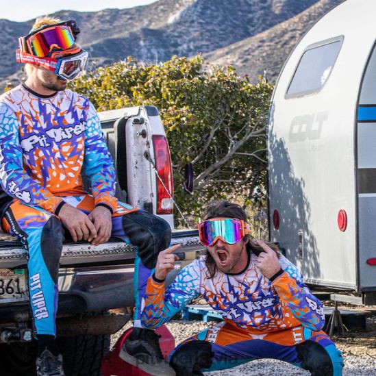 R8ZD60190 terremoto krekls Pit Viper